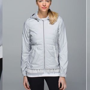 Good Condition Lululemon Women’s Spring Fling Puffy Windbreaker Silver Spoon 4